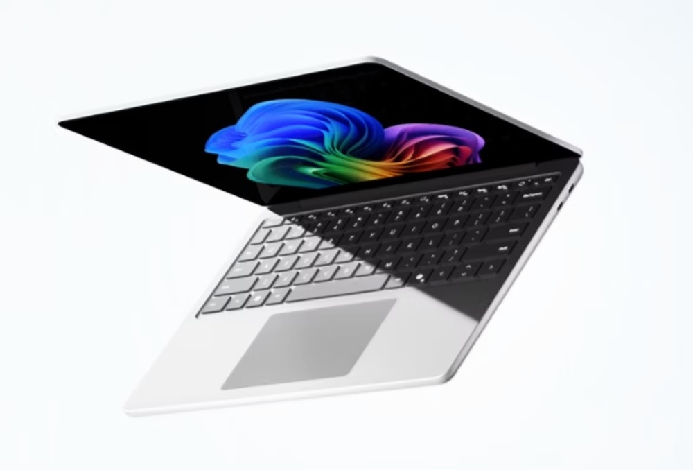 Microsoft ra mắt Surface Laptop nhỏ gọn hơn với bộ xử lý Intel Panther Lake, RAM 24GB và màn hình sáng hơn 25%