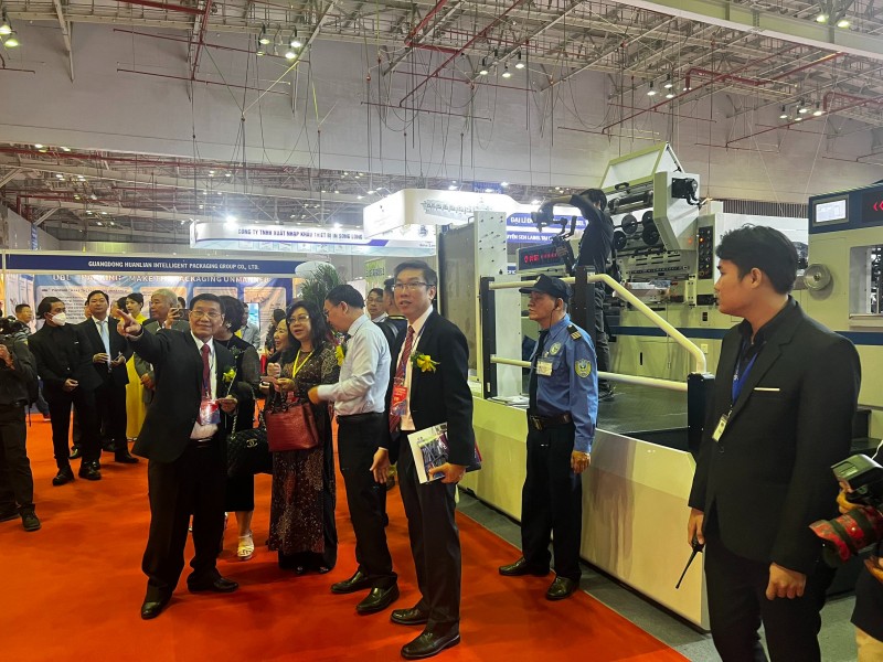 Máy móc hiện đại được trưng bày tại triển lãm bao bì in ấn 2023