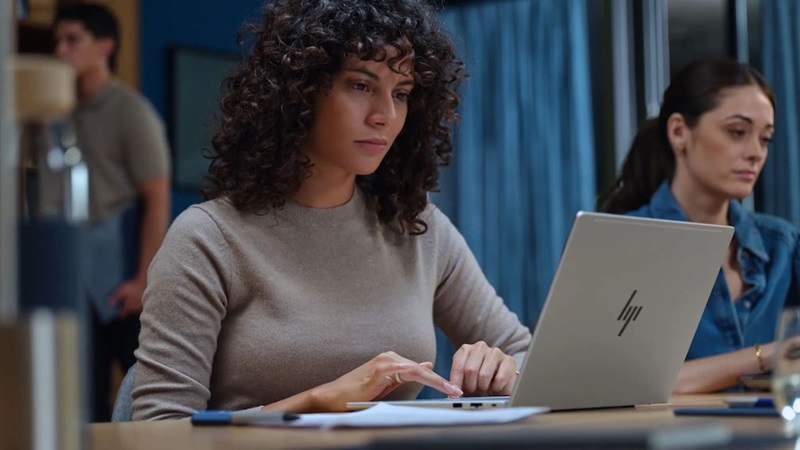 HP ra mắt mẫu laptop 14 inch mới với màn hình OLED, chip Snapdragon X2 Elite và RAM lên đến 64GB