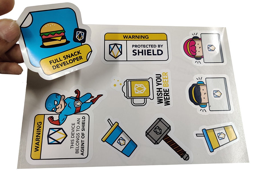 In tem decal giấy – Giải pháp tem nhãn phổ biến cho cửa hàng, sản phẩm và doanh nghiệp hiện nay