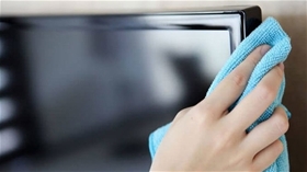 Một sai lầm phổ biến khi vệ sinh màn hình máy tính