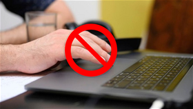 Tại sao chuột cảm ứng laptop không di chuyển được?