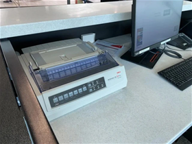 Vì sao các hãng bay vẫn dùng máy in kim?